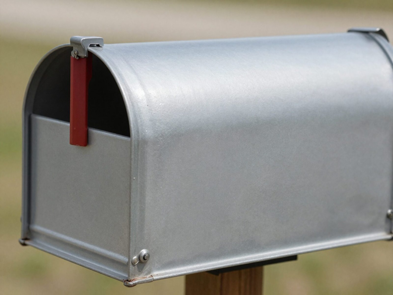 Durable weather-resistant metal mailbox construction